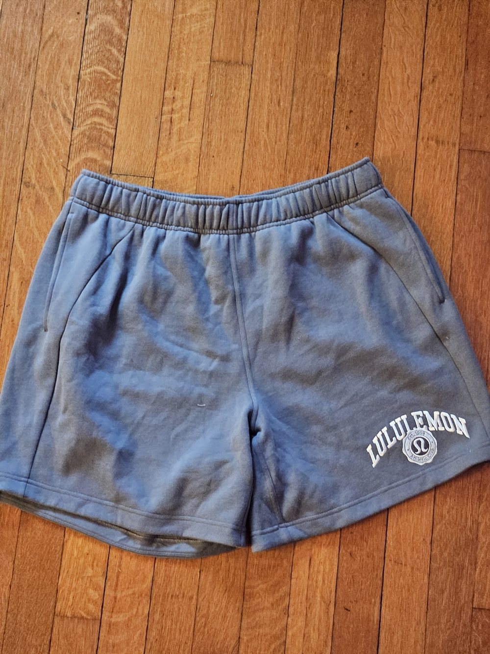 Lululemon Scuba Mid-Rise Oversized Shorts 7" in a Solar Grey Sz L